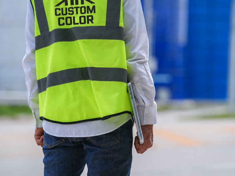 Hi-vis safety vest seen from behind, printed with the Custom Color logo